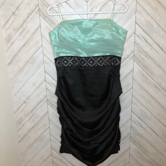 le chateau Dresses & Skirts - Le chateau bodycon ruched strapless dress